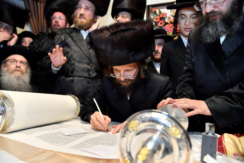 בערב החג: המונים בהכנסת ספר תורה לישיבת המתמידים