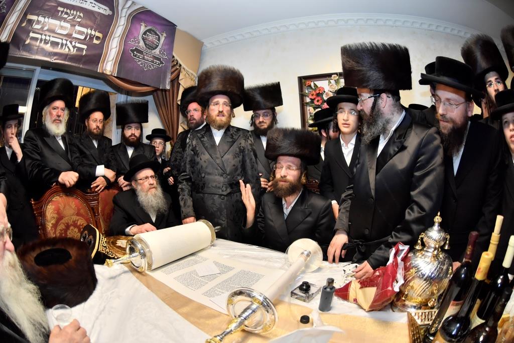 בערב החג: המונים בהכנסת ספר תורה לישיבת המתמידים