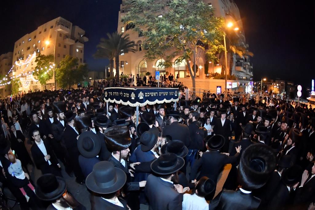 בערב החג: המונים בהכנסת ספר תורה לישיבת המתמידים