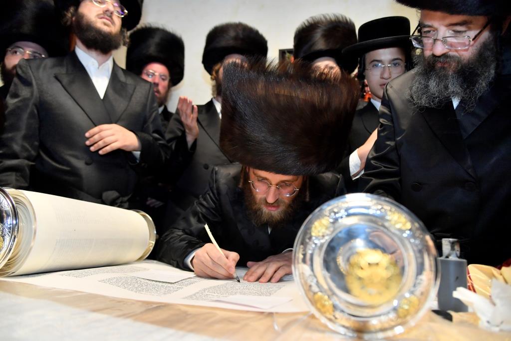 בערב החג: המונים בהכנסת ספר תורה לישיבת המתמידים