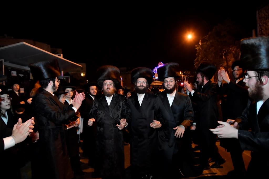 בערב החג: המונים בהכנסת ספר תורה לישיבת המתמידים