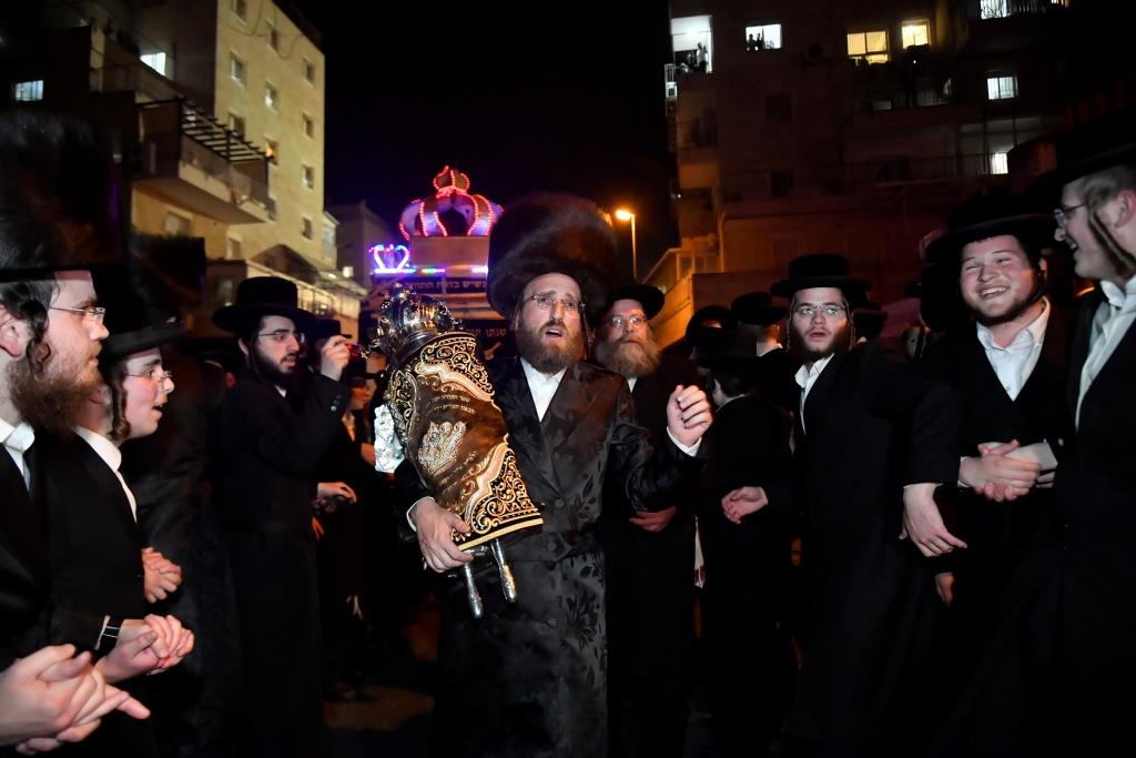 בערב החג: המונים בהכנסת ספר תורה לישיבת המתמידים