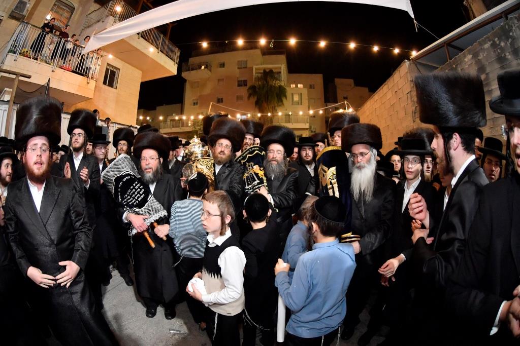 בערב החג: המונים בהכנסת ספר תורה לישיבת המתמידים