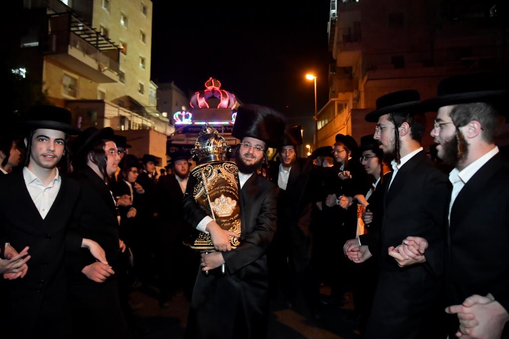בערב החג: המונים בהכנסת ספר תורה לישיבת המתמידים