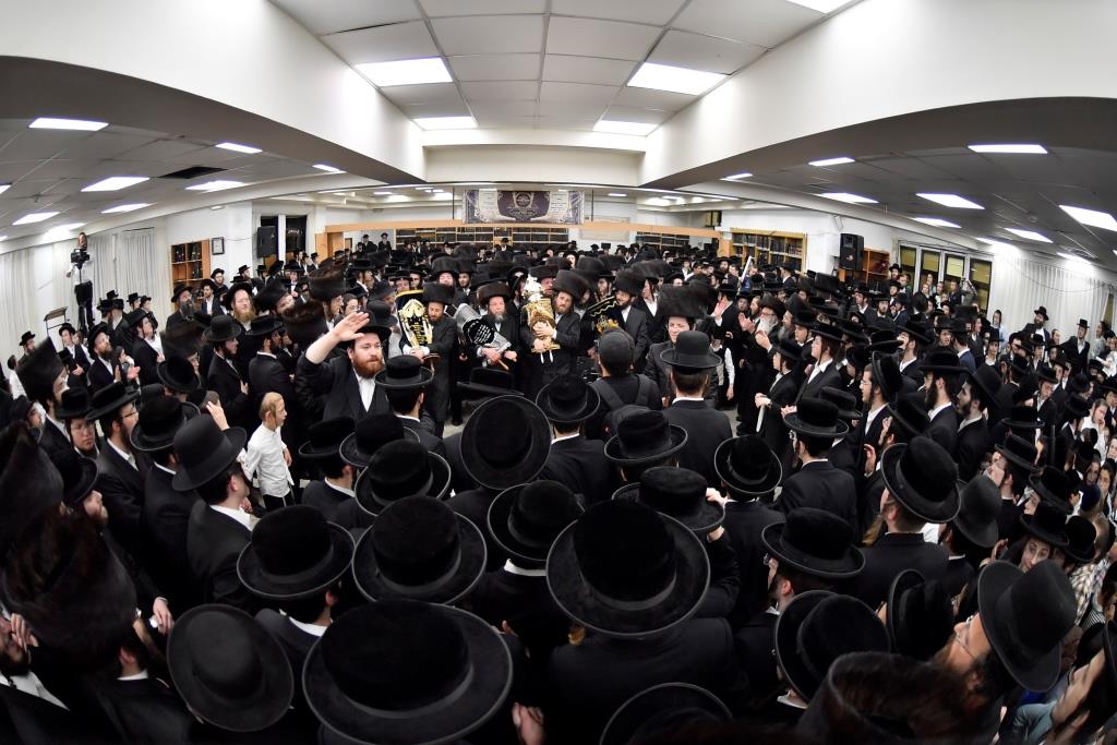 בערב החג: המונים בהכנסת ספר תורה לישיבת המתמידים