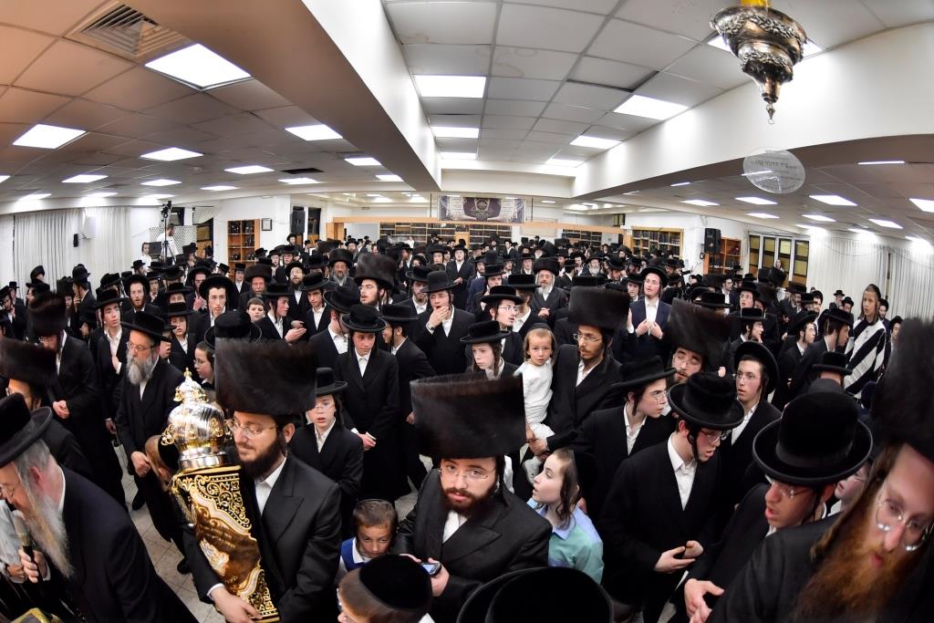 בערב החג: המונים בהכנסת ספר תורה לישיבת המתמידים