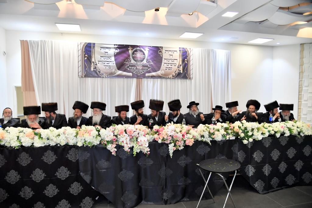 בערב החג: המונים בהכנסת ספר תורה לישיבת המתמידים