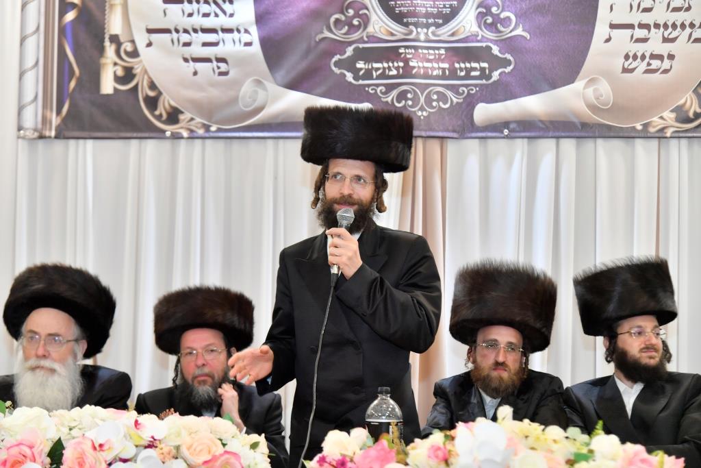 בערב החג: המונים בהכנסת ספר תורה לישיבת המתמידים