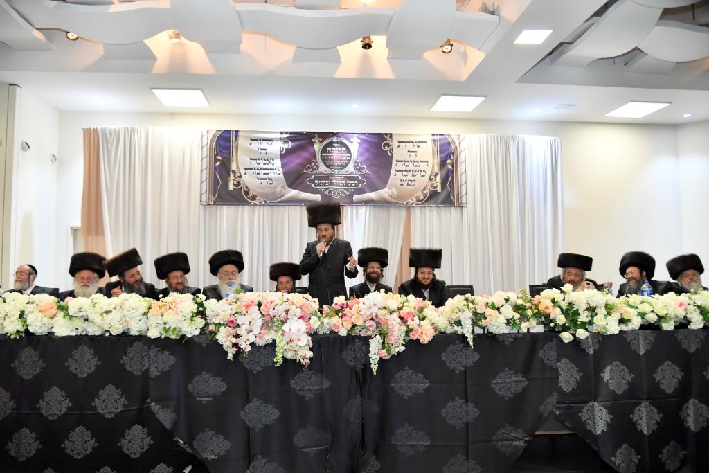 בערב החג: המונים בהכנסת ספר תורה לישיבת המתמידים