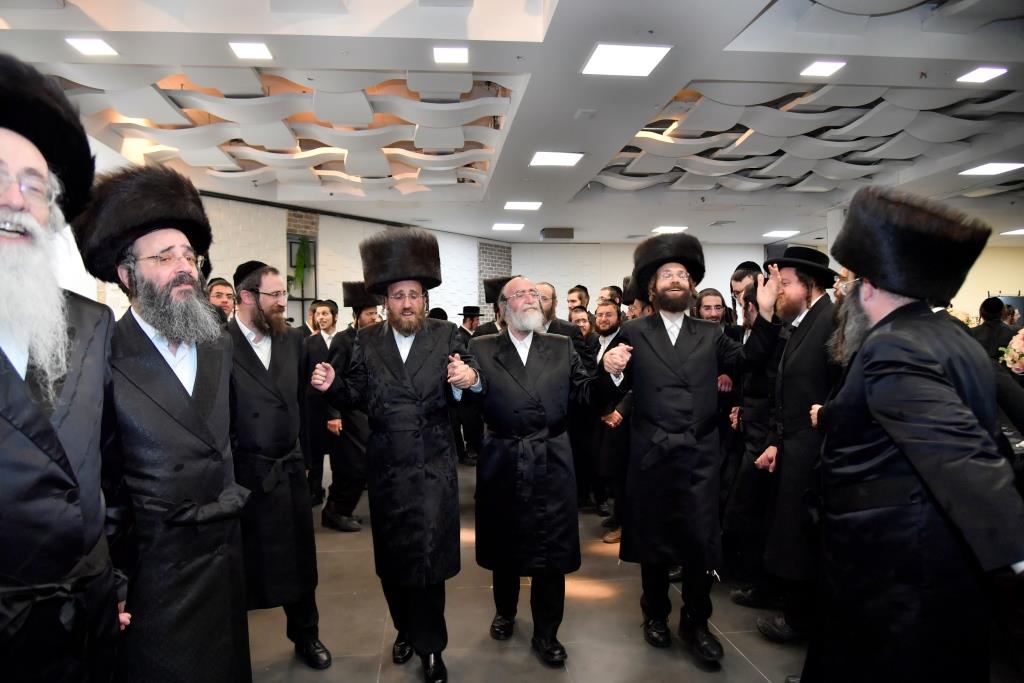 בערב החג: המונים בהכנסת ספר תורה לישיבת המתמידים