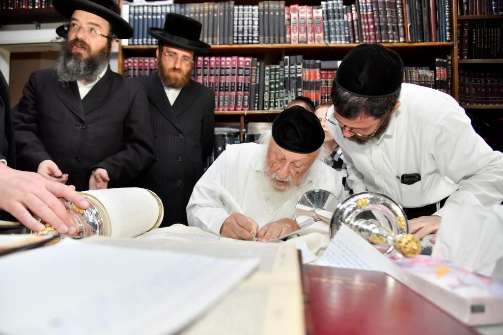 בערב החג: המונים בהכנסת ספר תורה לישיבת המתמידים