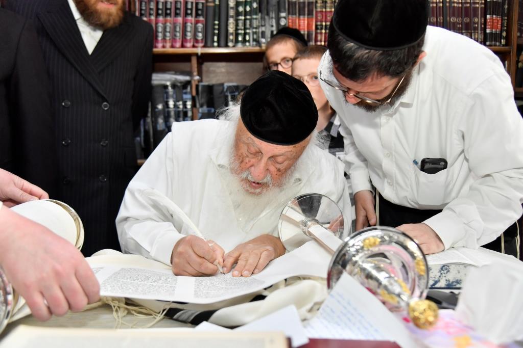 בערב החג: המונים בהכנסת ספר תורה לישיבת המתמידים