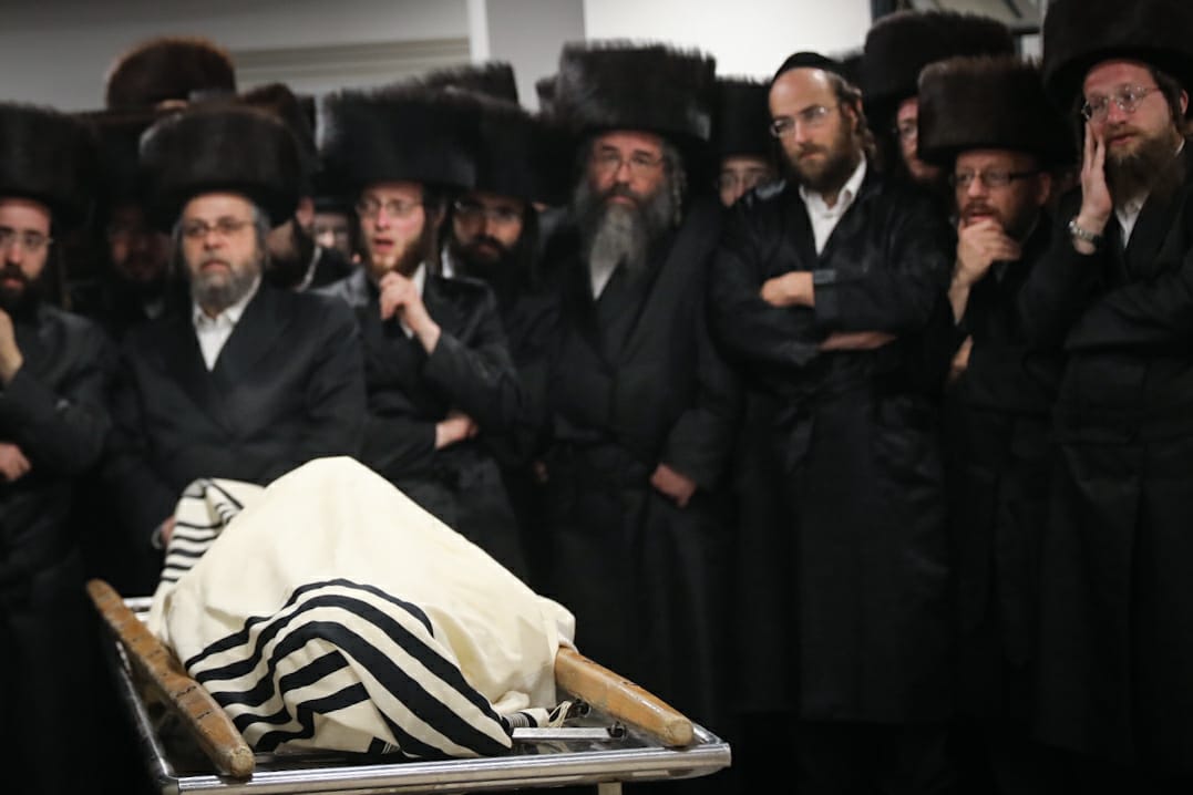 לאחר חצות: שני חסידי קרלין שנהרגו באסון הובאו למנוחות