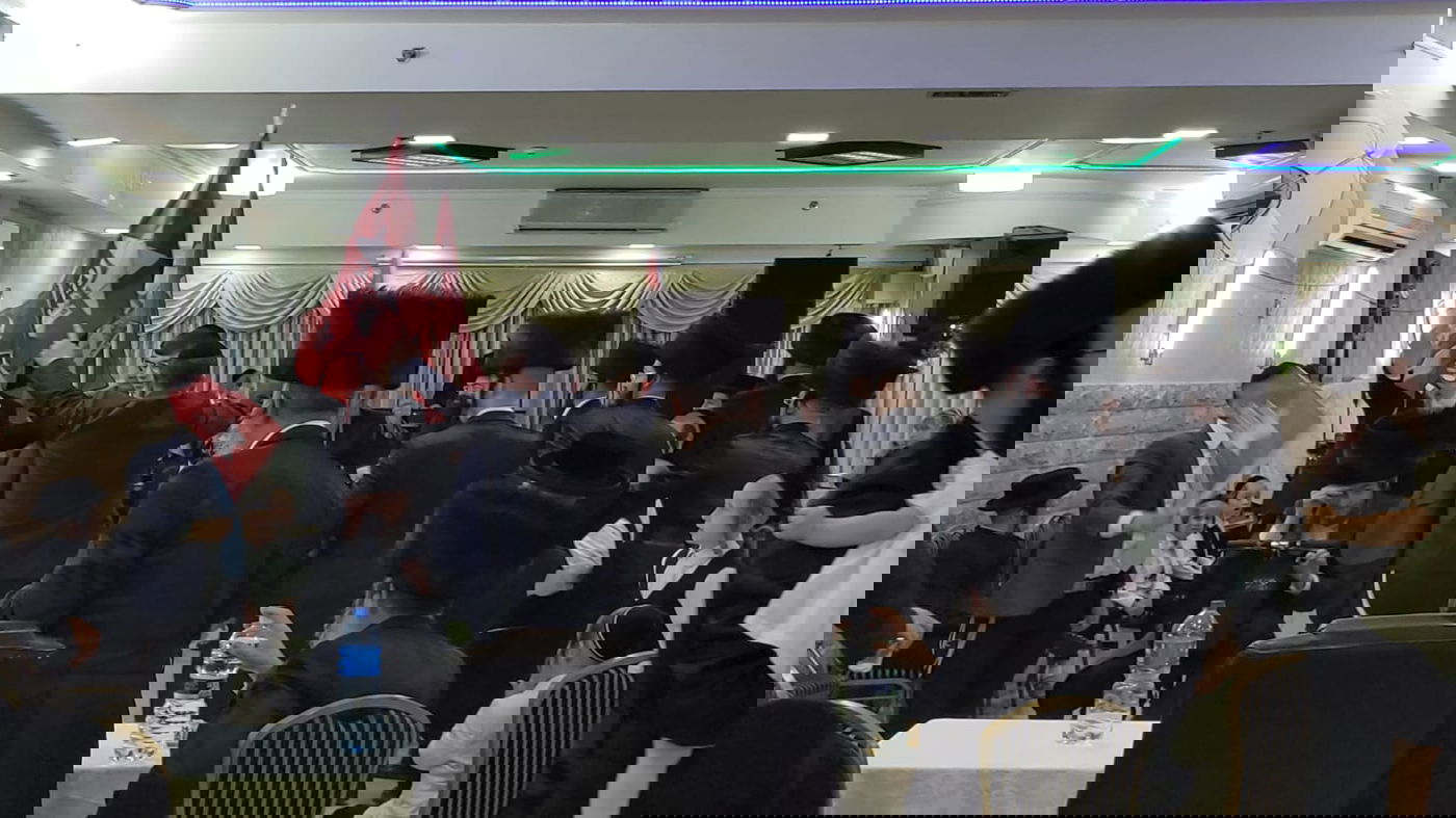 עם רגל מגובסת: צפו בחתונת החתן שנפצע בקרלין