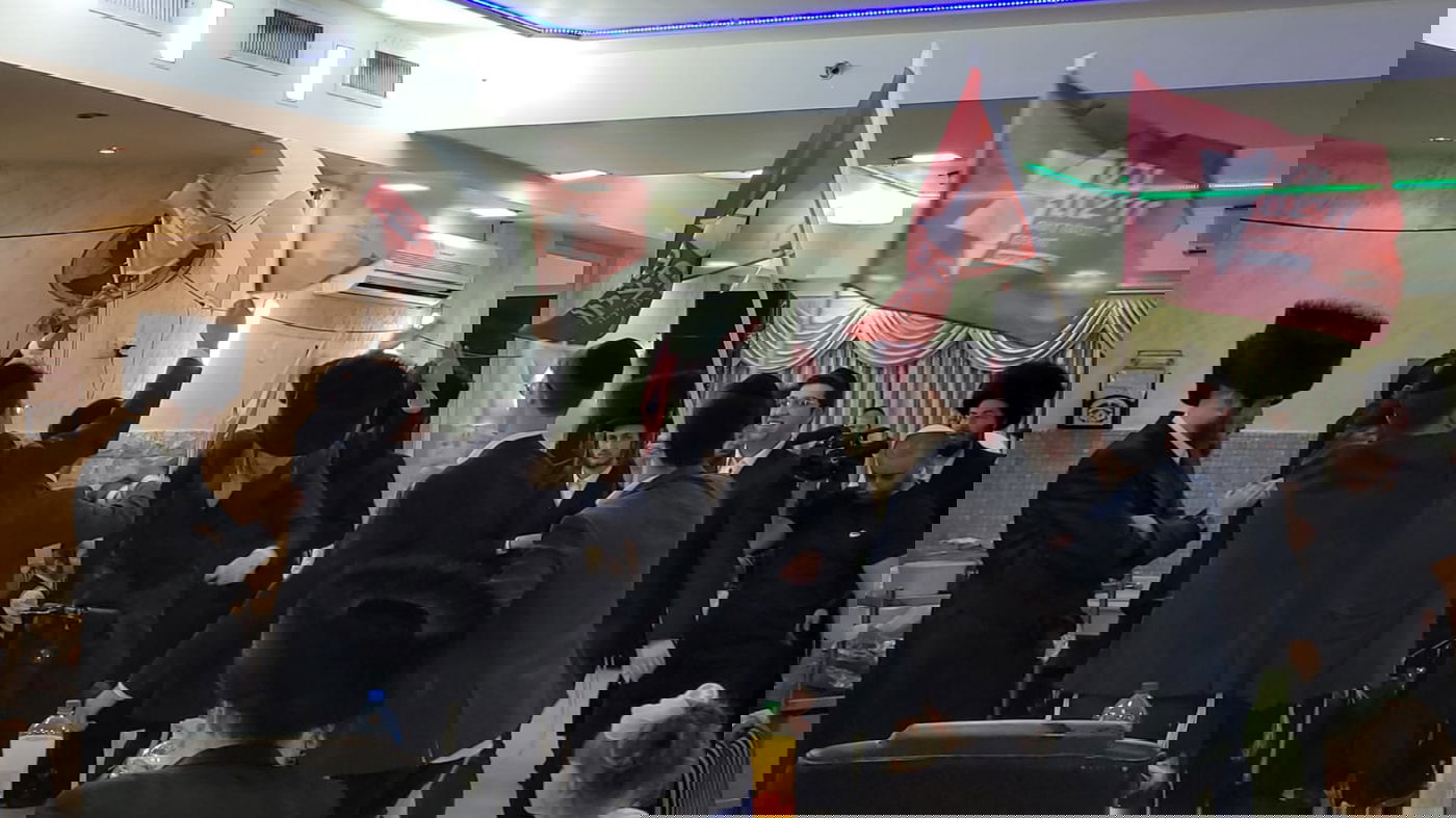 עם רגל מגובסת: צפו בחתונת החתן שנפצע בקרלין