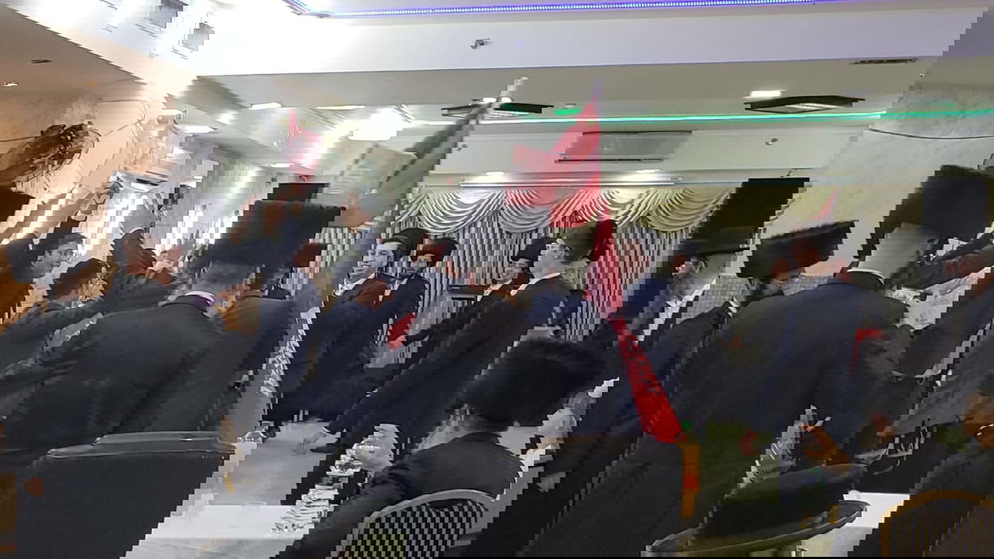 עם רגל מגובסת: צפו בחתונת החתן שנפצע בקרלין