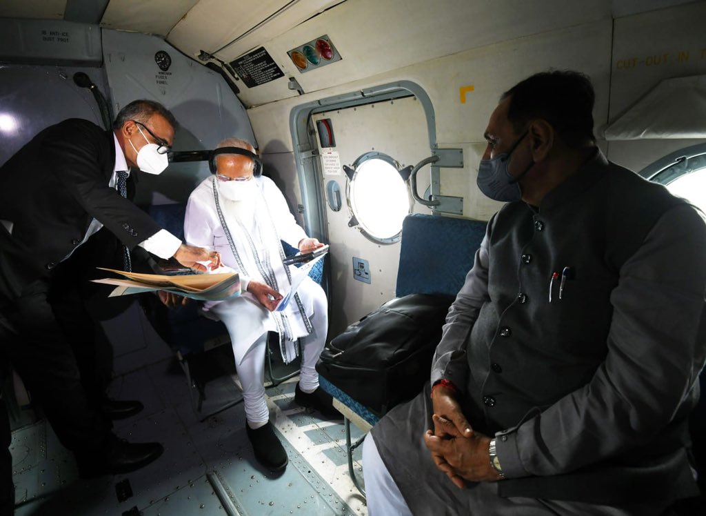 ראש ממשלת הודו בסיור מעל זירת האסון