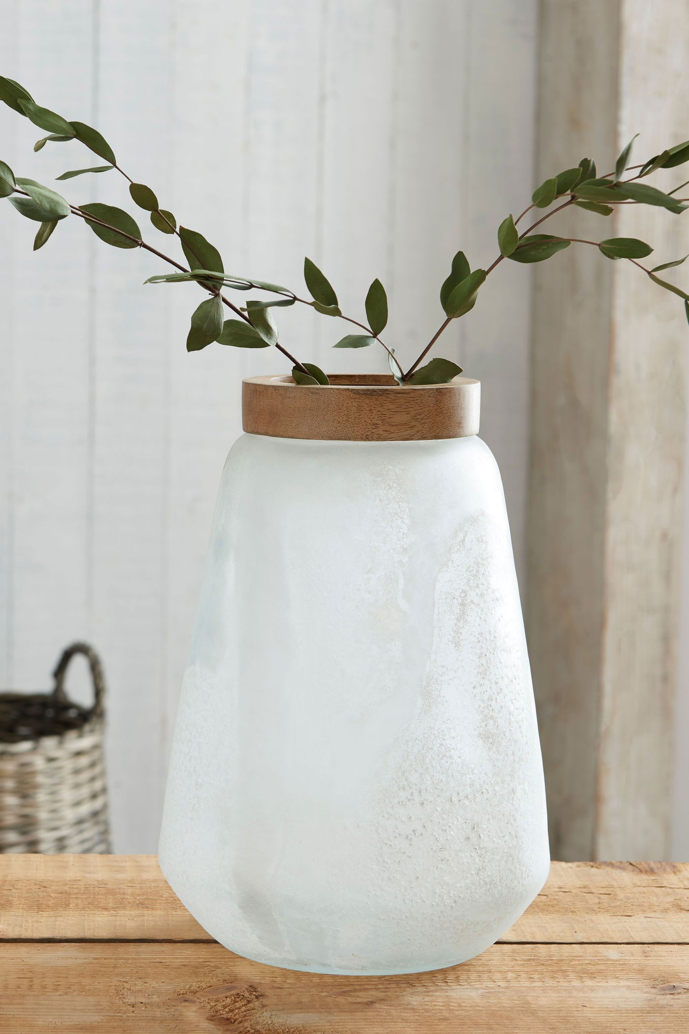 אגרטל מזכוכית חלבית ועץ &ndash; 125 ₪ כנסו >>