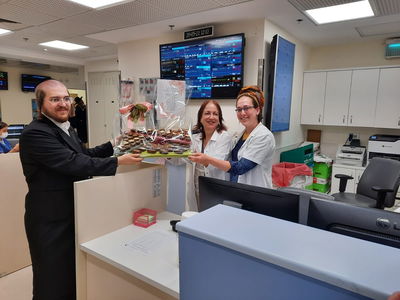 חבריו של הפצוע מגישים את השי