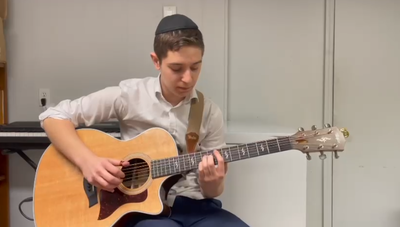 כוכב הגיטרה הצעיר מרגש: "והיא שעמדה"