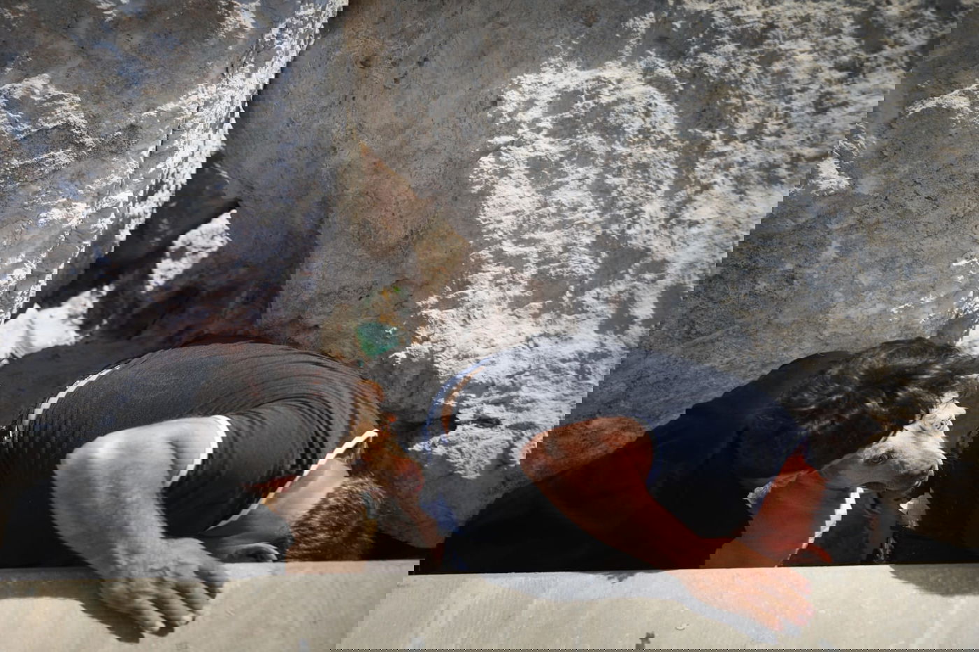 ישראלים מתחבאים מאימת הרקטות