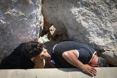 ישראלים מתחבאים מאימת הרקטות