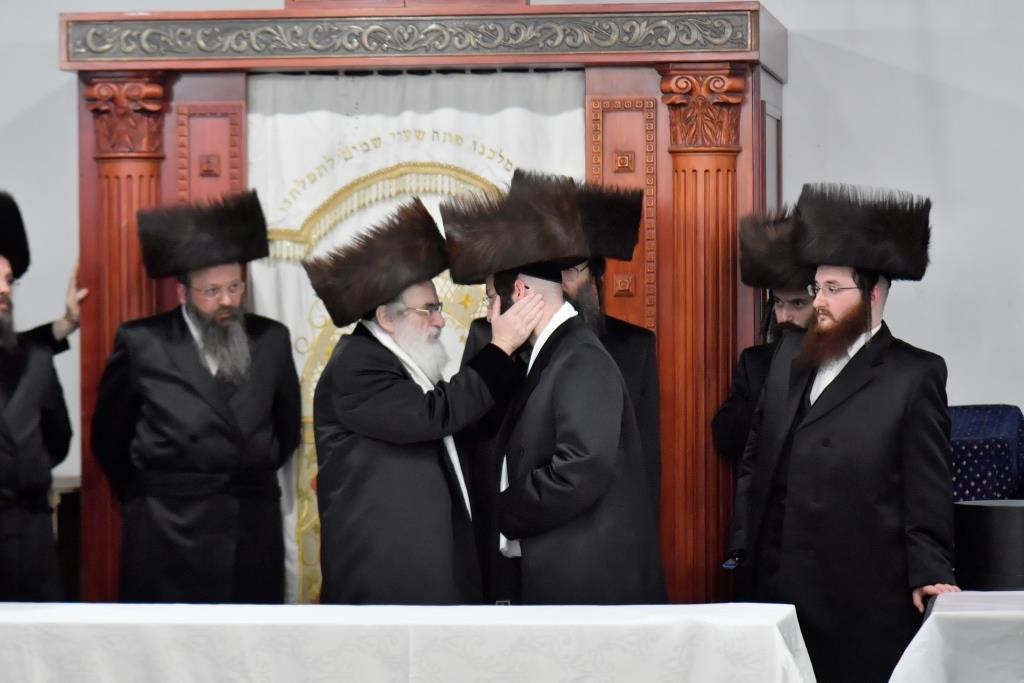 בויז'ניץ נעלו את החג בשילוב שמחת ה'פארשפיל' לנכד הרבי