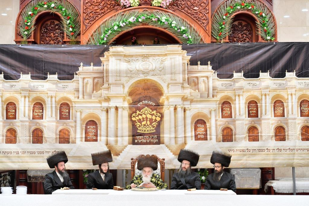 בויז'ניץ נעלו את החג בשילוב שמחת ה'פארשפיל' לנכד הרבי