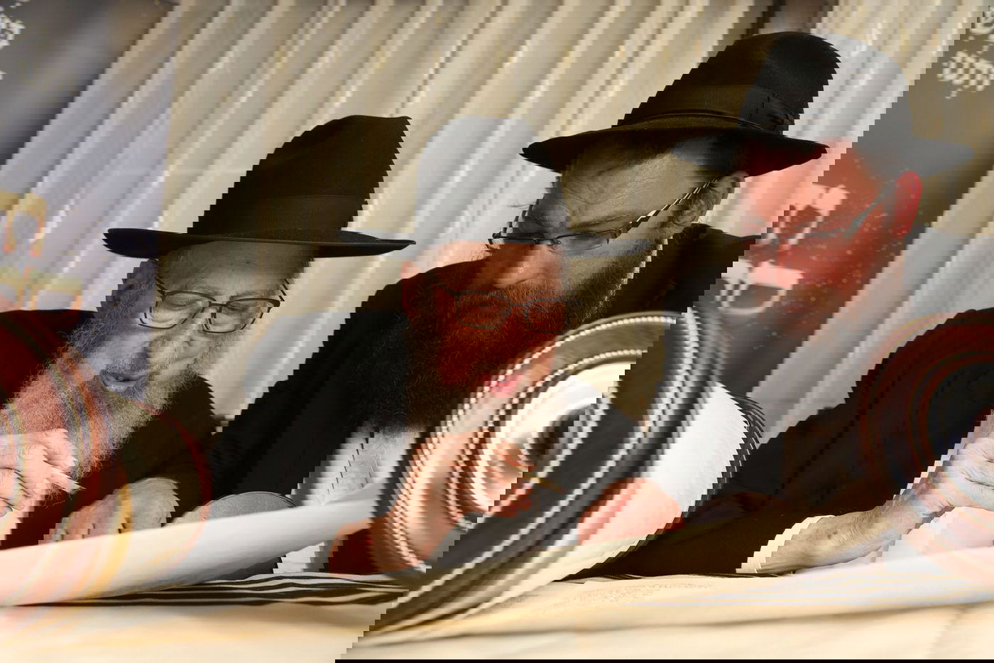 רבנים ואישי ציבור בהכנסת ס"ת של משפחת אליטוב