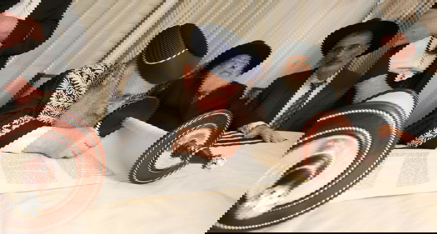 רבנים ואישי ציבור בהכנסת ס"ת של משפחת אליטוב