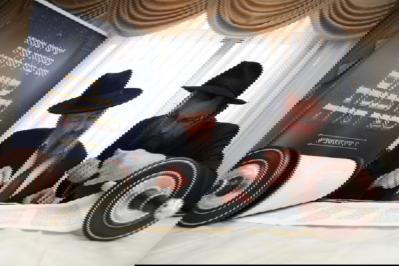 רבנים ואישי ציבור בהכנסת ס"ת של משפחת אליטוב