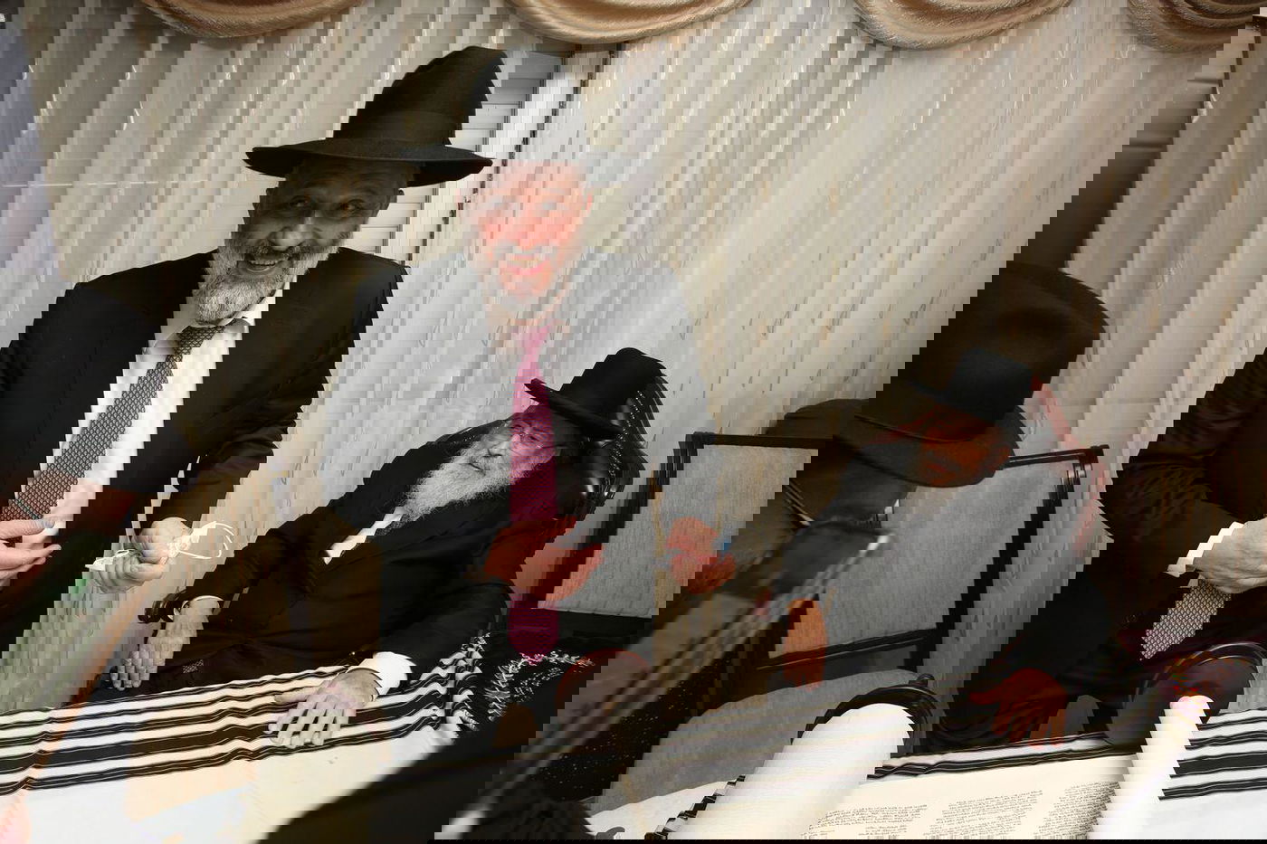 רבנים ואישי ציבור בהכנסת ס"ת של משפחת אליטוב