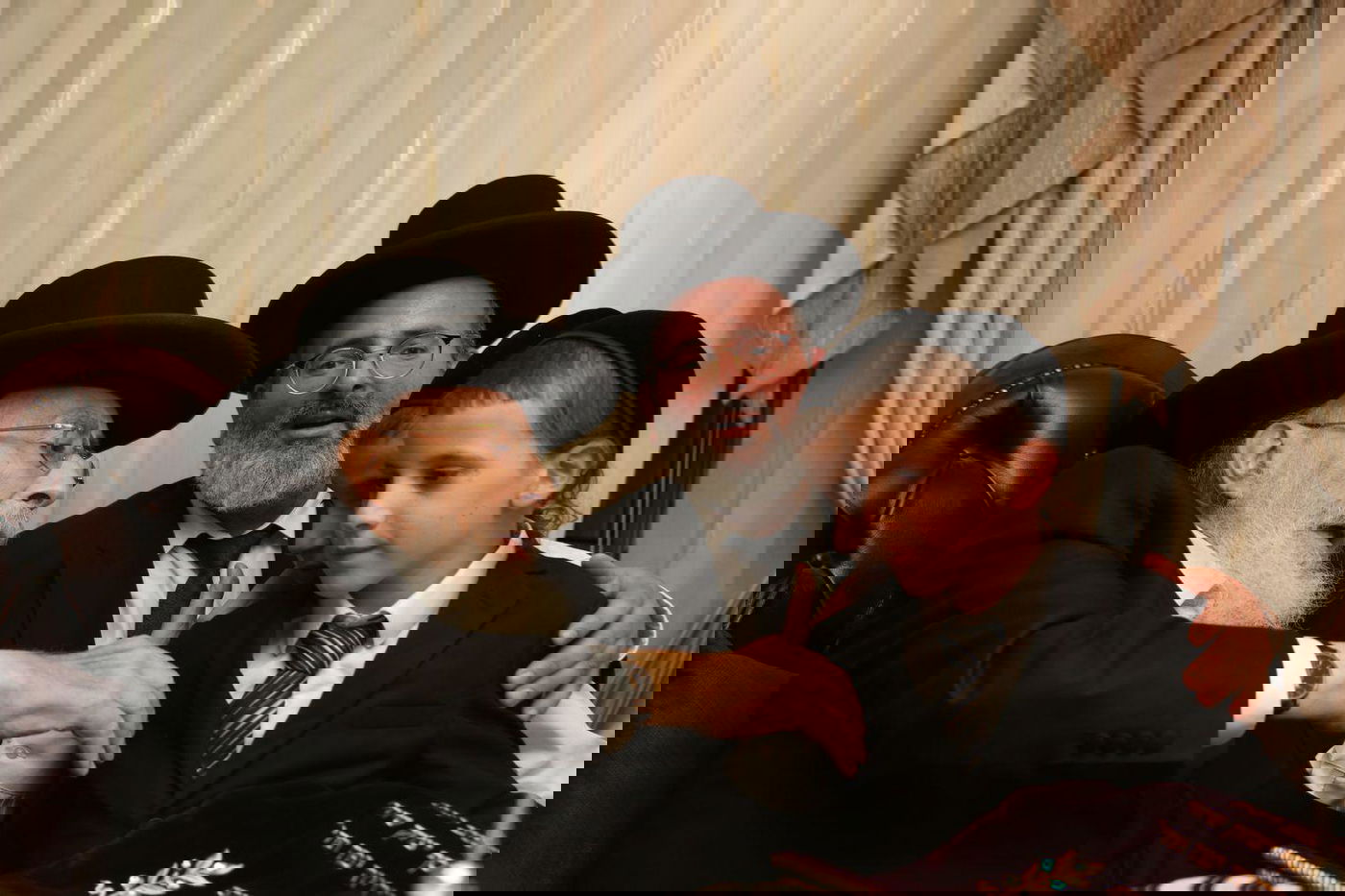 רבנים ואישי ציבור בהכנסת ס"ת של משפחת אליטוב