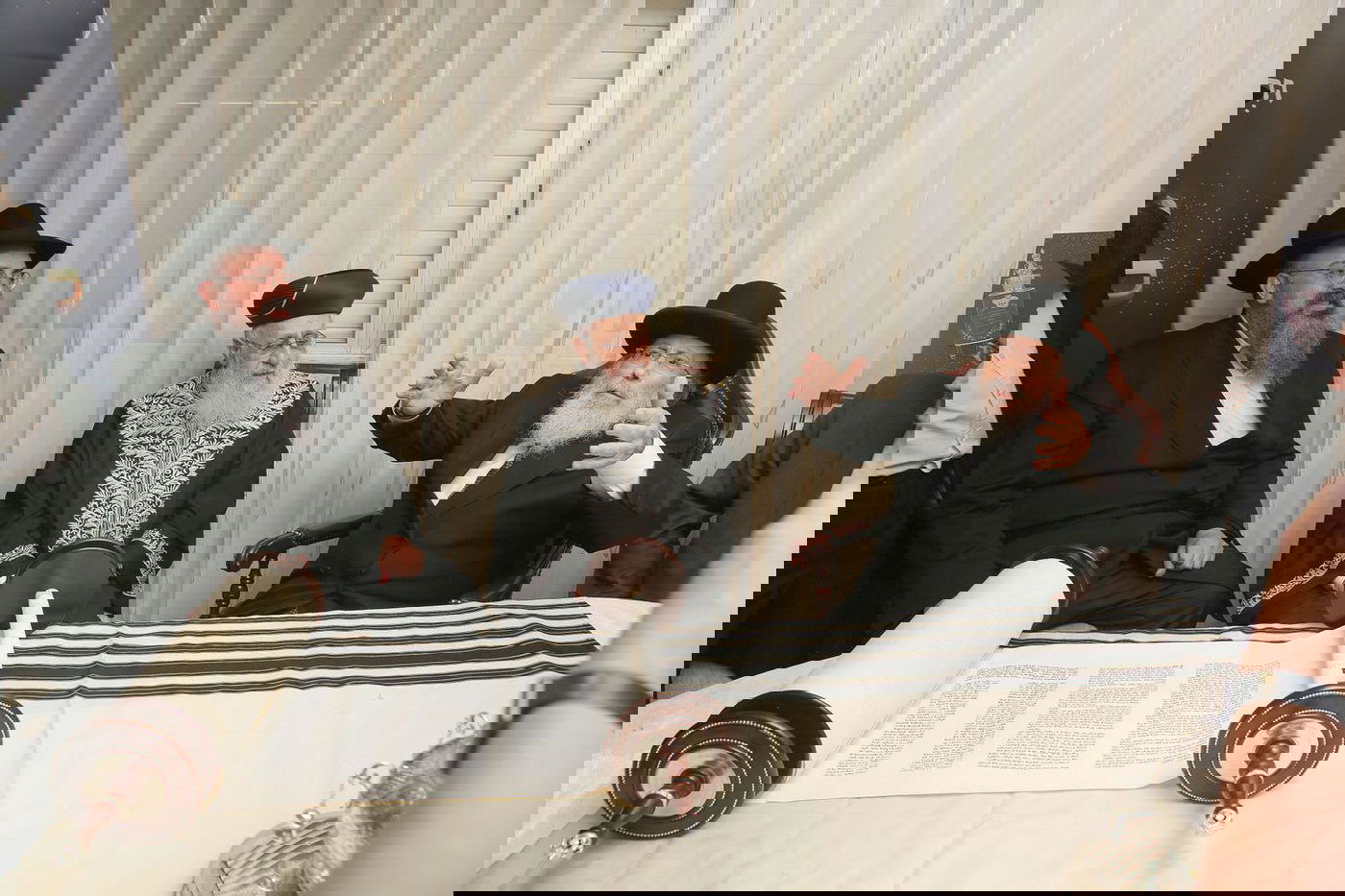 רבנים ואישי ציבור בהכנסת ס"ת של משפחת אליטוב