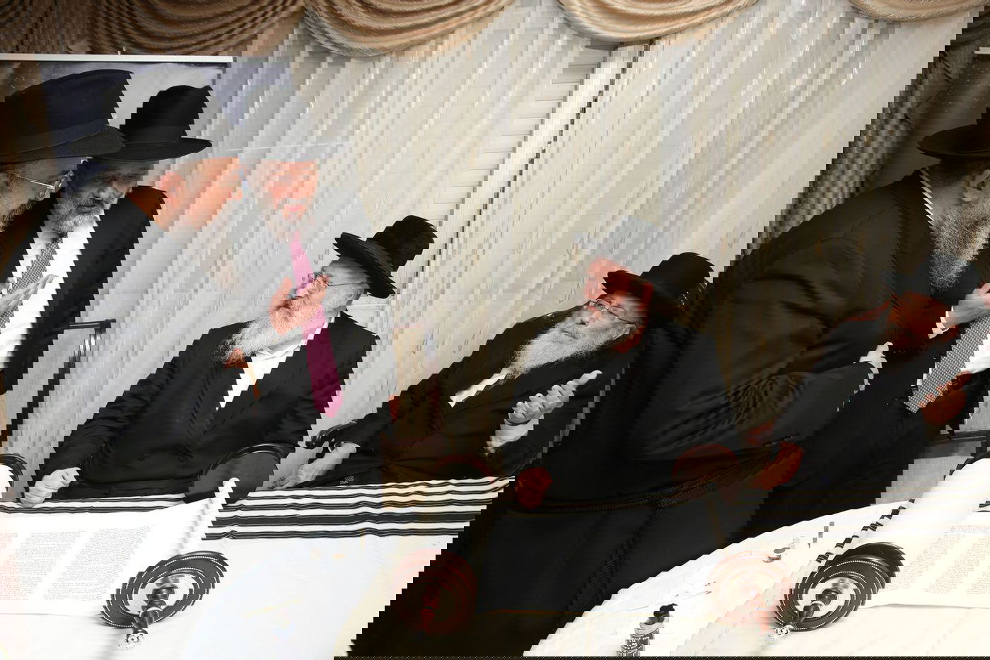 רבנים ואישי ציבור בהכנסת ס"ת של משפחת אליטוב