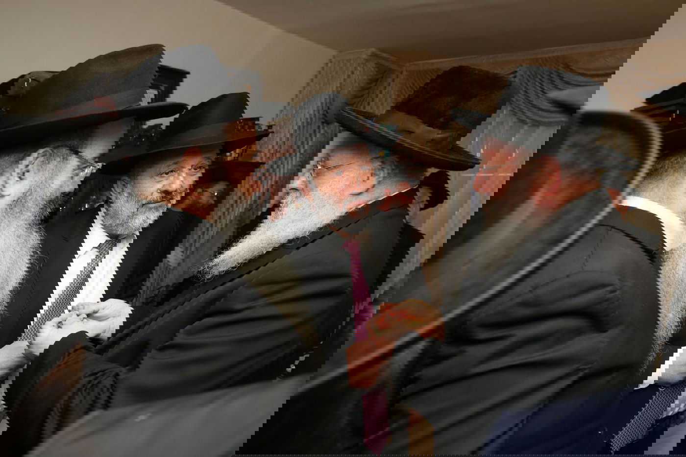 רבנים ואישי ציבור בהכנסת ס"ת של משפחת אליטוב