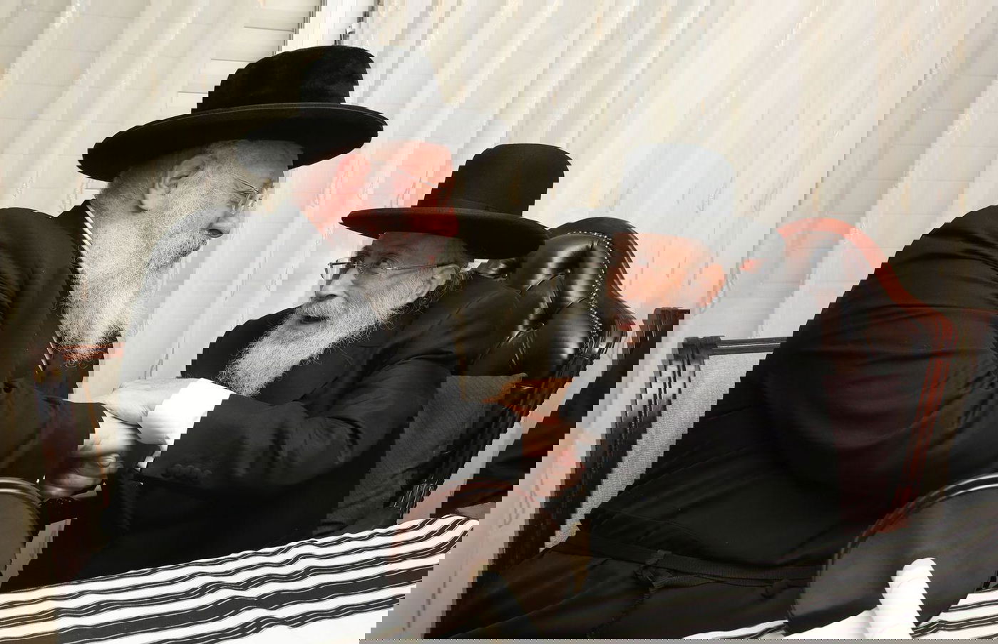 רבנים ואישי ציבור בהכנסת ס"ת של משפחת אליטוב