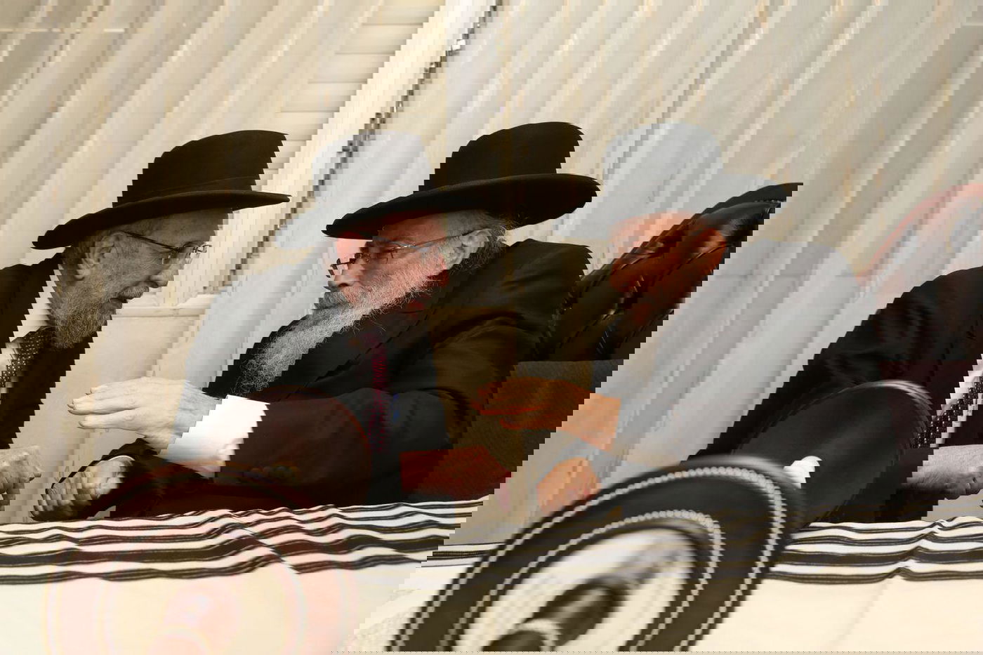 רבנים ואישי ציבור בהכנסת ס"ת של משפחת אליטוב