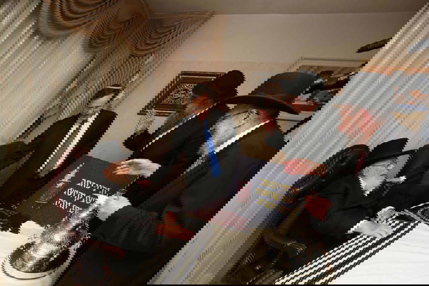 רבנים ואישי ציבור בהכנסת ס"ת של משפחת אליטוב