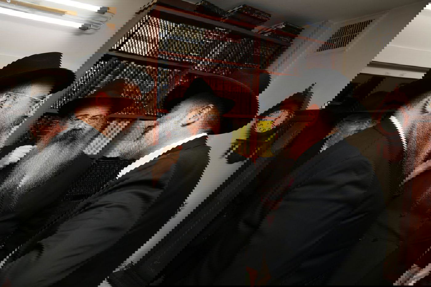 רבנים ואישי ציבור בהכנסת ס"ת של משפחת אליטוב