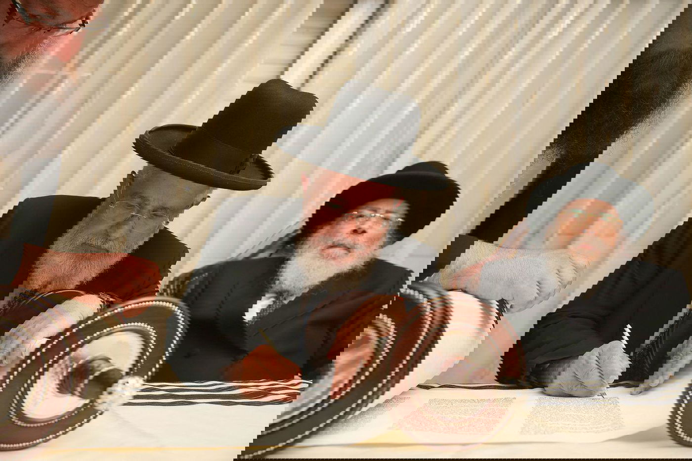 רבנים ואישי ציבור בהכנסת ס"ת של משפחת אליטוב