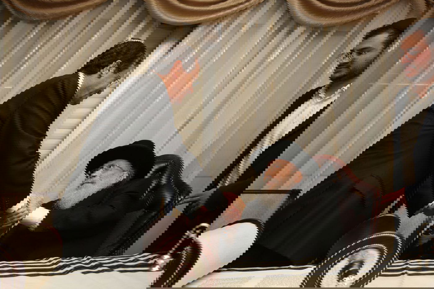 רבנים ואישי ציבור בהכנסת ס"ת של משפחת אליטוב