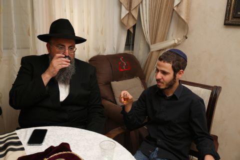 רבנים ואישי ציבור בהכנסת ס"ת של משפחת אליטוב