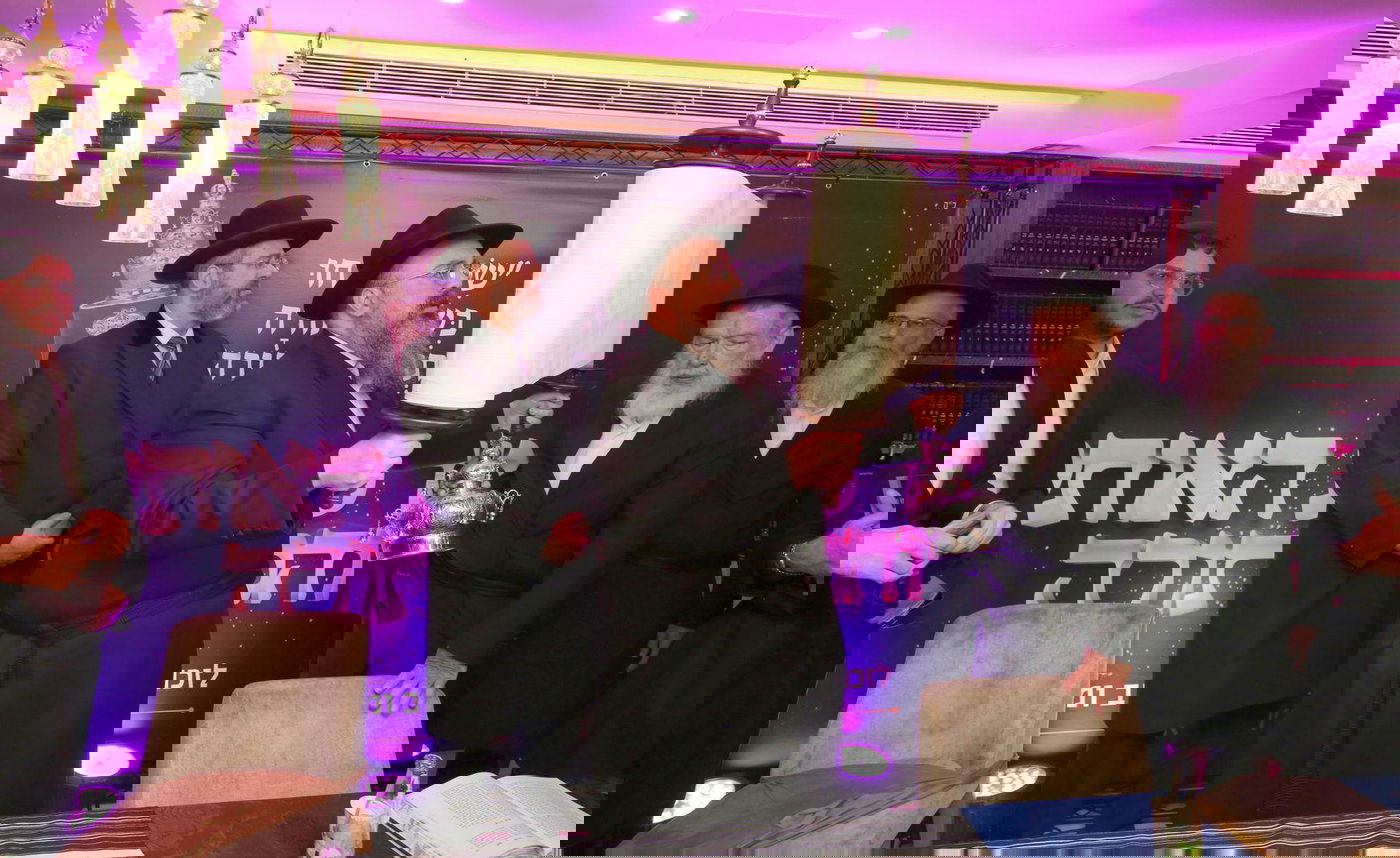 רבנים ואישי ציבור בהכנסת ס"ת של משפחת אליטוב