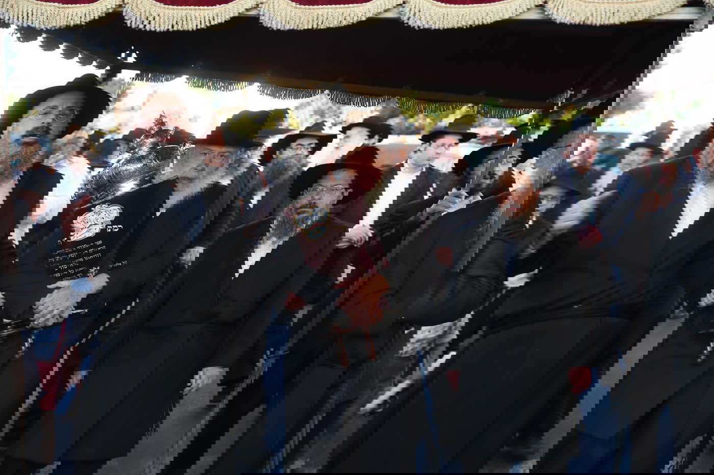 רבנים ואישי ציבור בהכנסת ס"ת של משפחת אליטוב