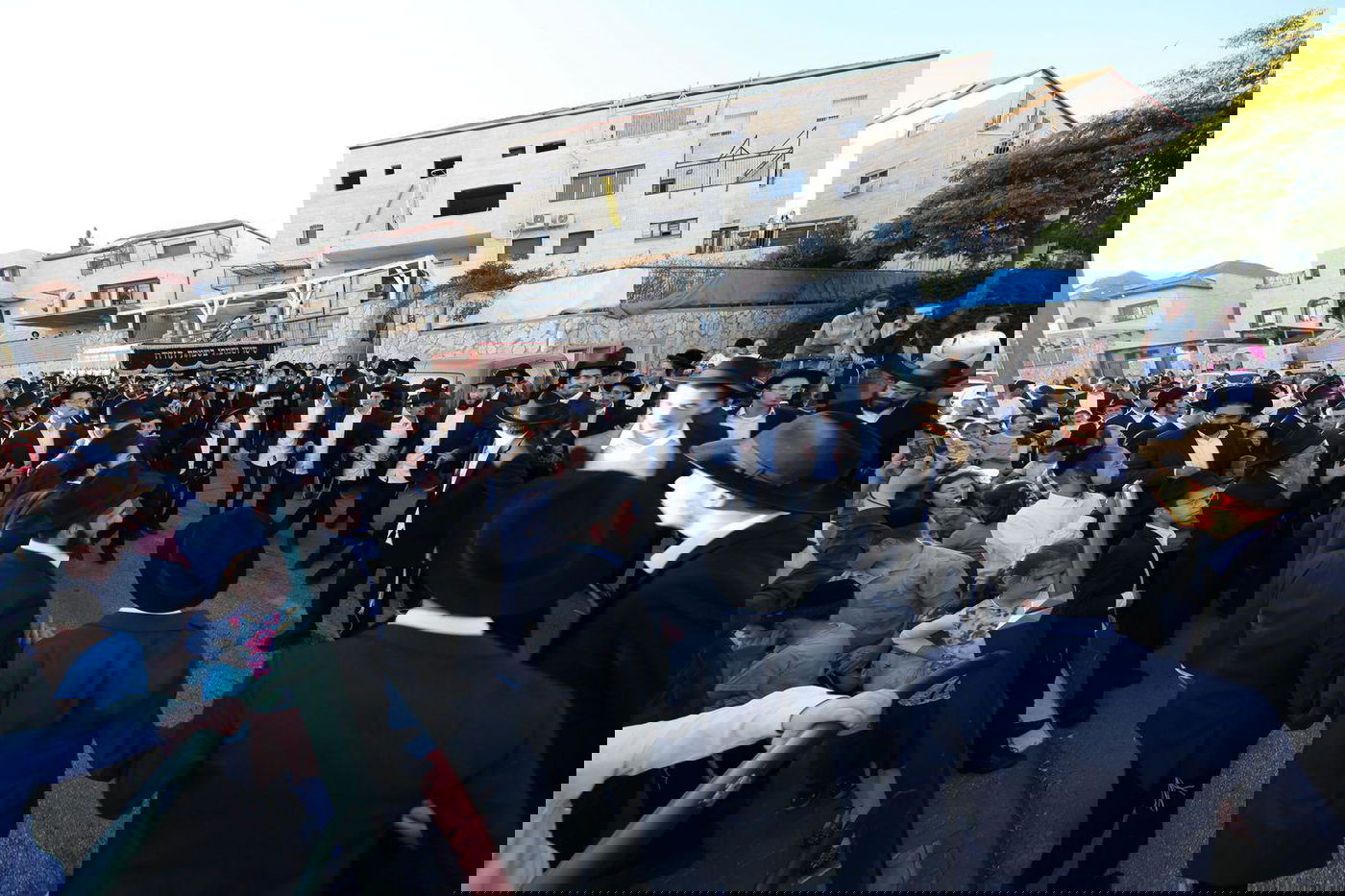 רבנים ואישי ציבור בהכנסת ס"ת של משפחת אליטוב