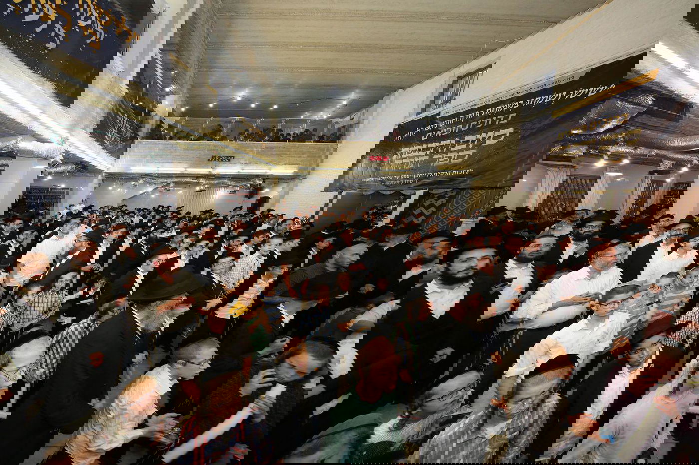 רבנים ואישי ציבור בהכנסת ס"ת של משפחת אליטוב