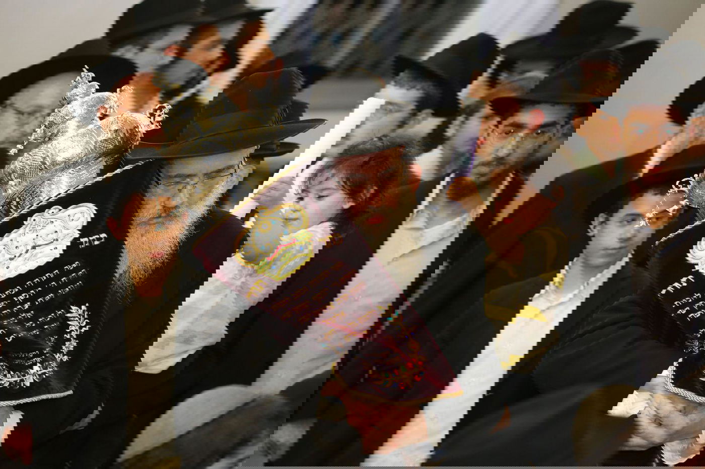 רבנים ואישי ציבור בהכנסת ס"ת של משפחת אליטוב