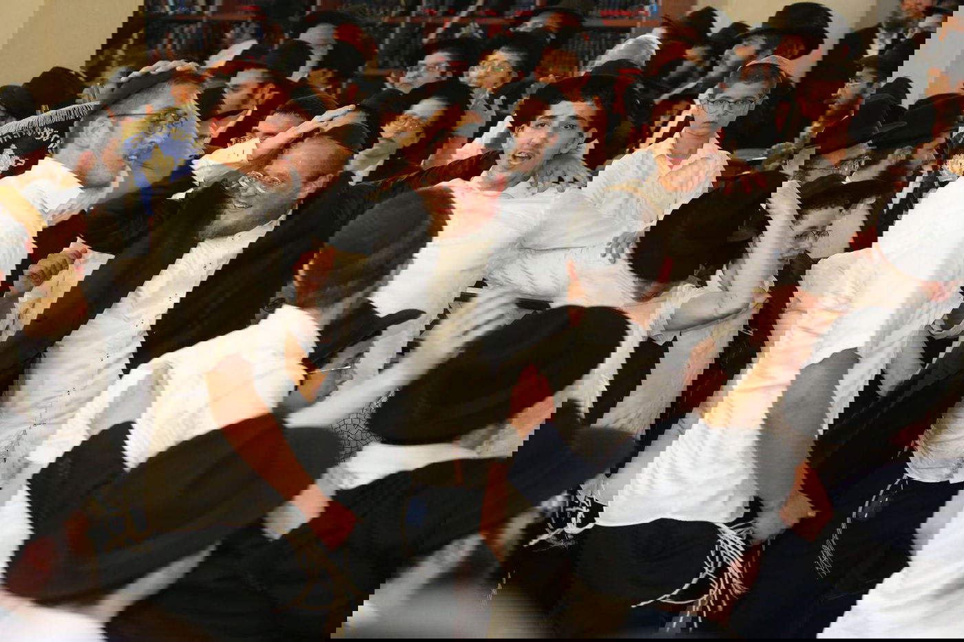 רבנים ואישי ציבור בהכנסת ס"ת של משפחת אליטוב