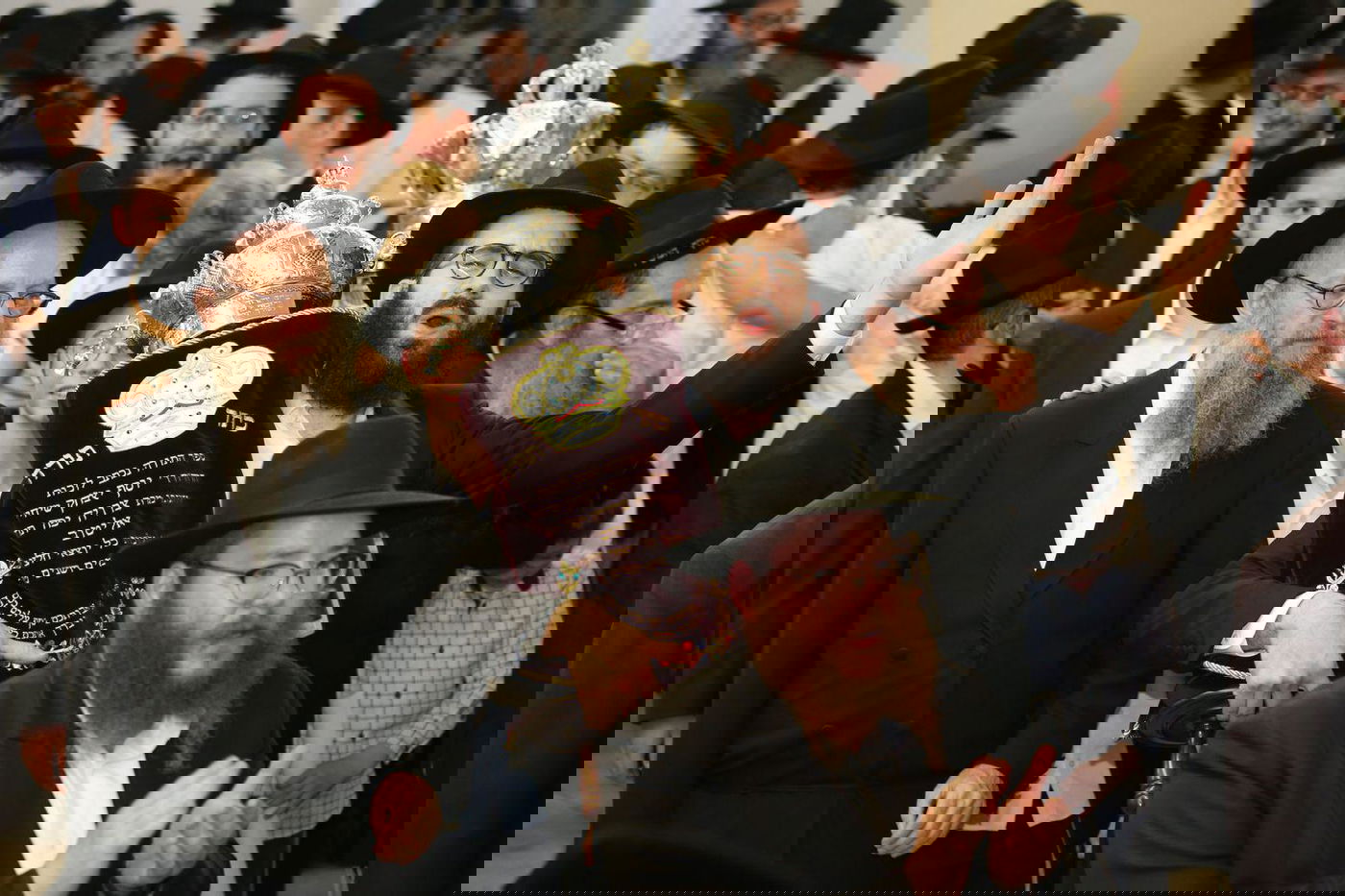 רבנים ואישי ציבור בהכנסת ס"ת של משפחת אליטוב